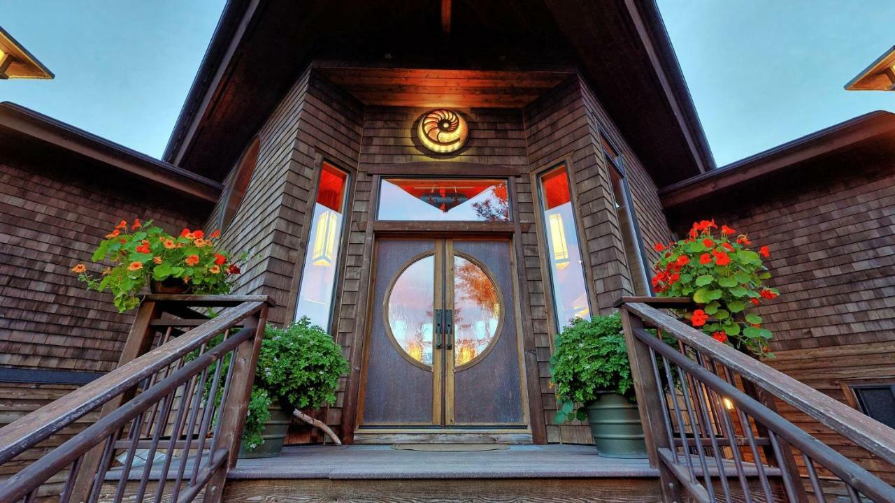 Stillpoint Lodge - All-Inclusive Halibut Cove Bagian luar foto