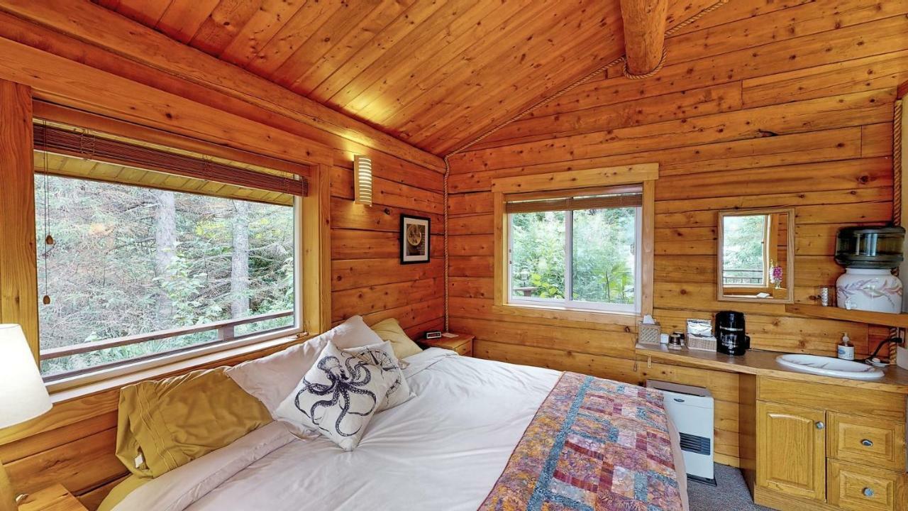 Stillpoint Lodge - All-Inclusive Halibut Cove Bagian luar foto