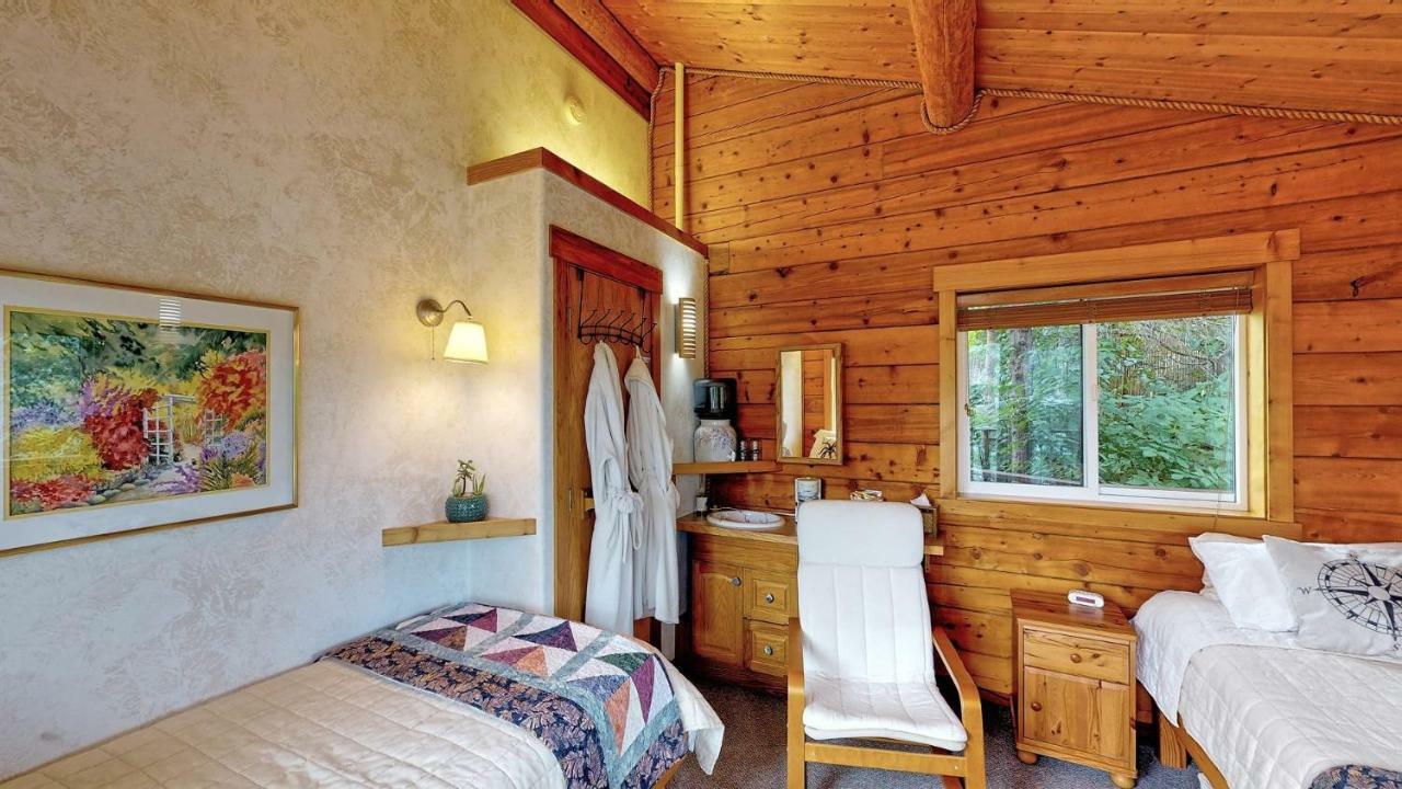 Stillpoint Lodge - All-Inclusive Halibut Cove Bagian luar foto
