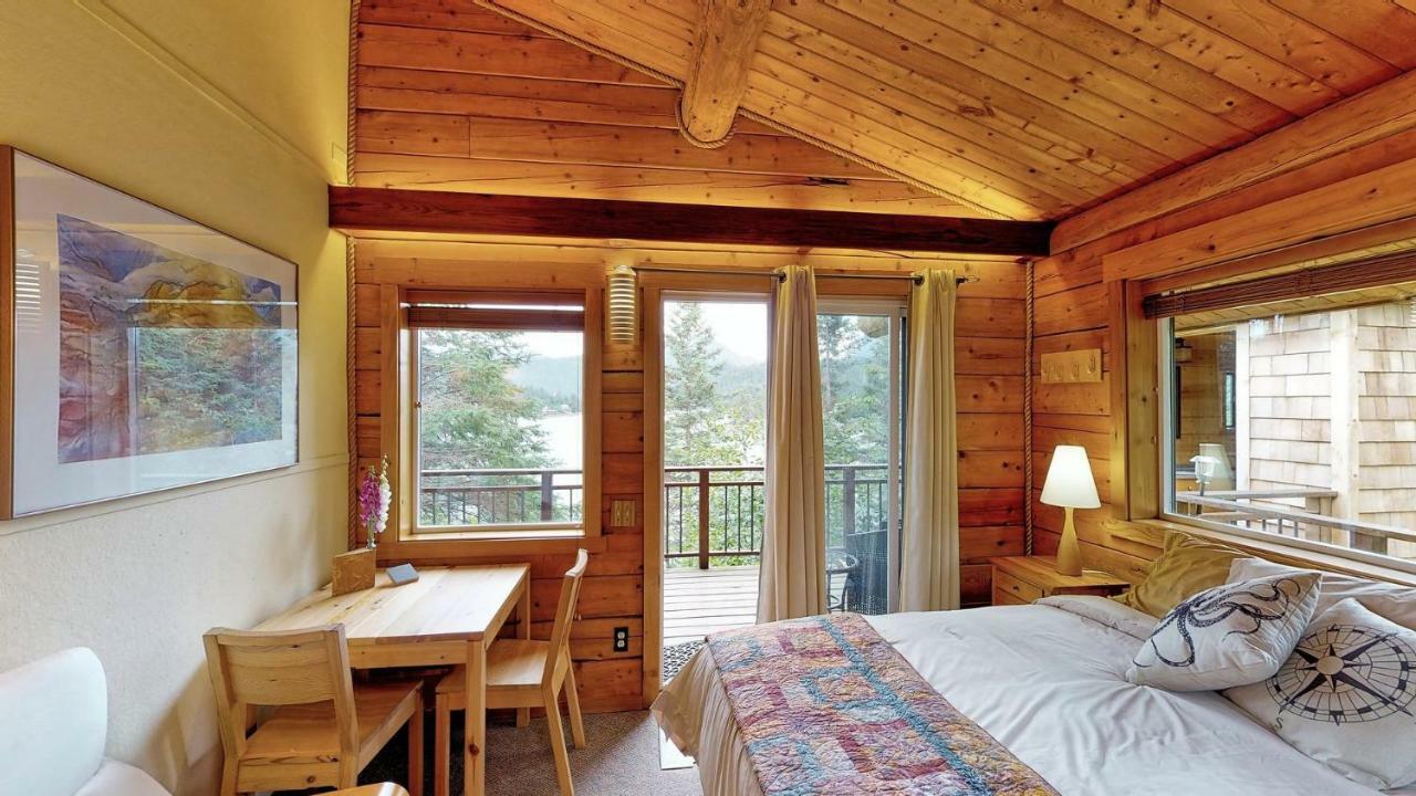 Stillpoint Lodge - All-Inclusive Halibut Cove Bagian luar foto
